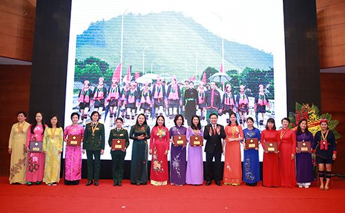 Phó Thủ tướng Chính phủ Vương Đình Huệ trao giải thưởng tập thể